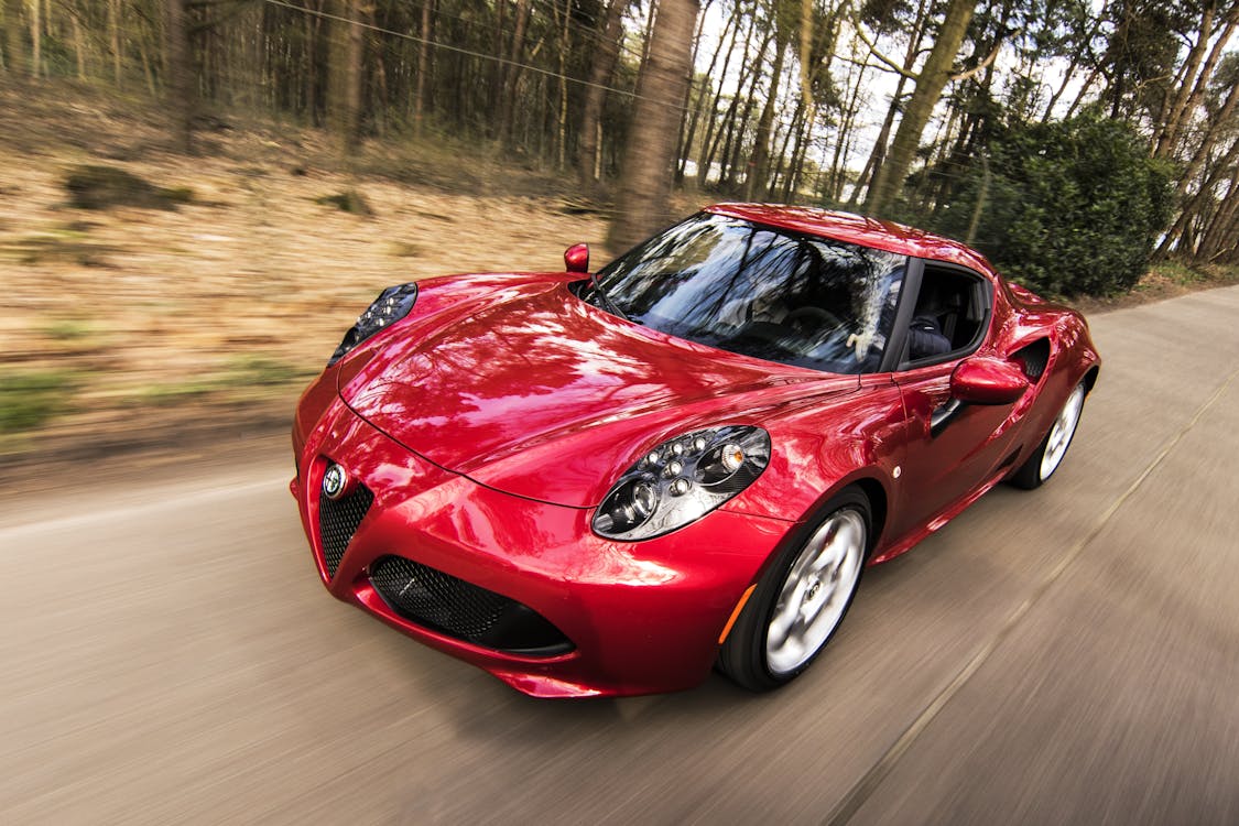 Foto: https://www.pexels.com/photo/red-alfa-romeo-c4-on-road-near-trees-210019/ 